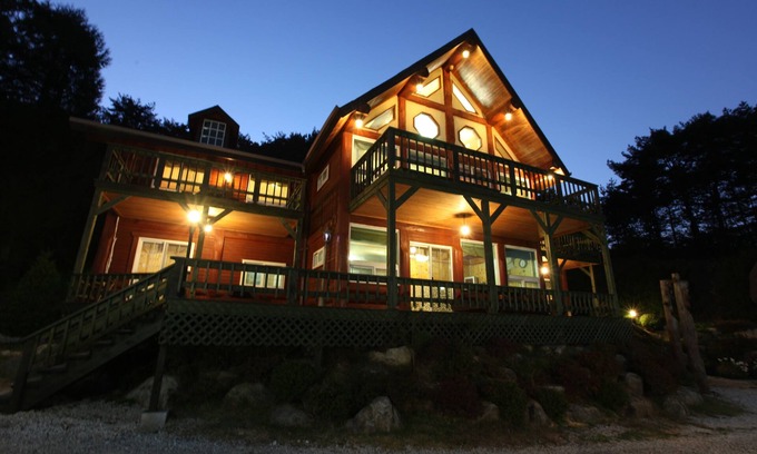 Seolcheon-myeon Condo | Welcoming Muju Naos Pension: Family-Friendly with Breakfast