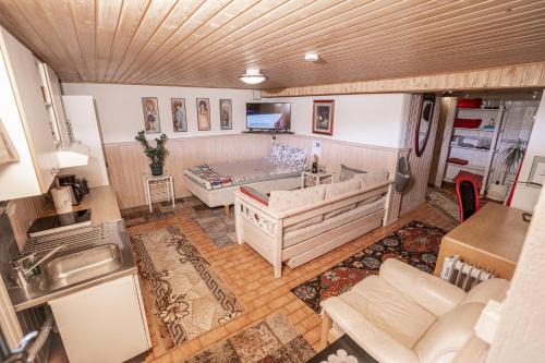 Larsmo Apartment | Charming Mukava Kellarihuoneisto with Sauna & Hot Tub