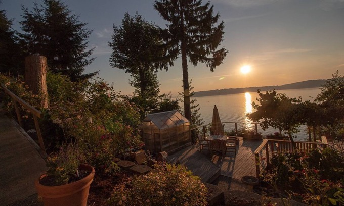 Mukilteo House | Stunning Mukilteo Bluff Apartment with Ocean and Mountain Views