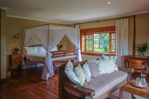 Nanyuki Hotel | Elegant Mukima Manor: Oceanfront Pool and Spa Retreat