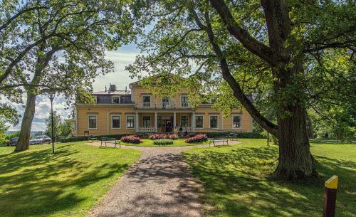 Lahti Hotel | Relax at Mukkulan Kartano: Ocean View & Pet-Friendly Retreat