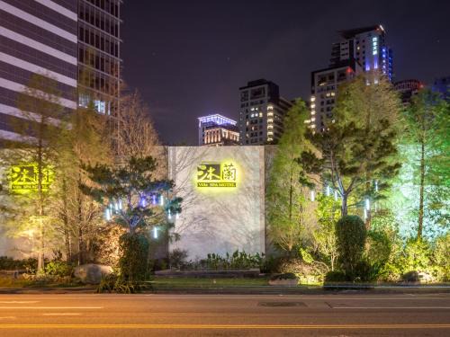 Xitun District Hotel | Cozy Mulan Motel: Family-Friendly with Hot Tub & Breakfast