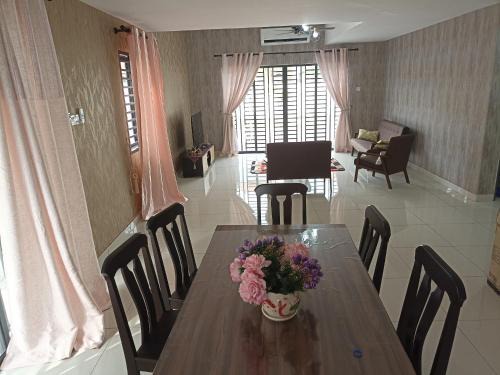 Gelam House | Family-Friendly Mulberi Homestay with High Guest Rating