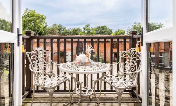 East Rudham House | Pet-Friendly Retreat at Mulberry Coach House - Guest Rated 10/10