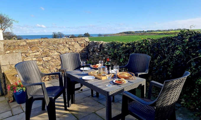 Newton Stewart Cottage | Mulberry Cottage - a cottage that sleeps 4 guests in 2 bedrooms