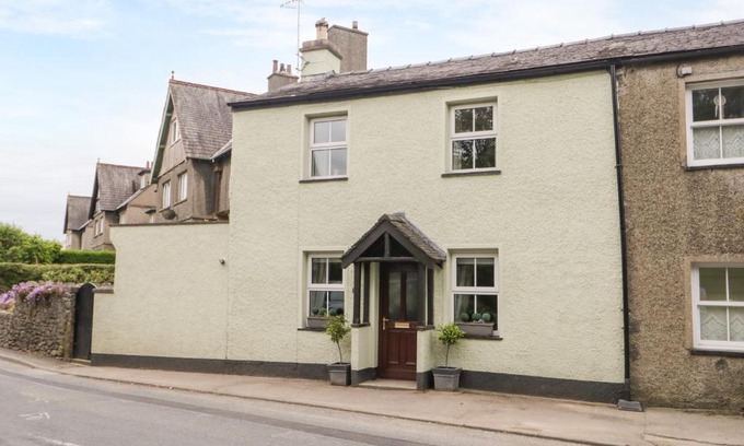 Cark House | Explore Mulberry Cottage: Pet-Friendly Retreat with 4 Stars