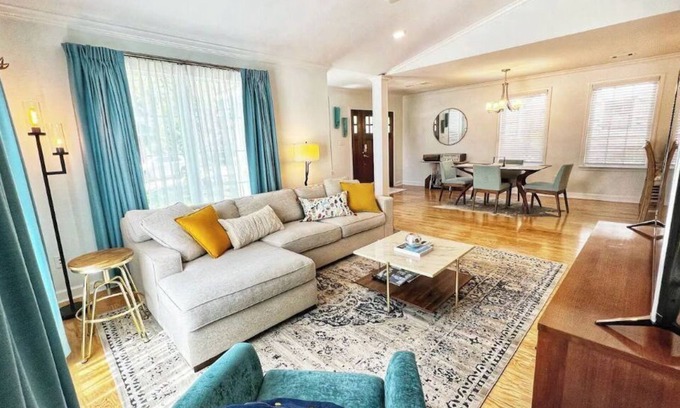 Heights House | Experience MULBERRY HOUSE: Ideal Family Retreat in Heights
