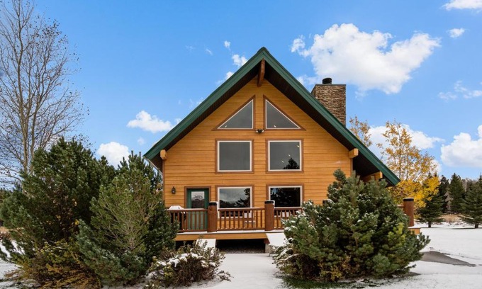 Lazy Acres House | Child-Friendly Mule Deer Cabin: 4-Star Guest Rated Escape