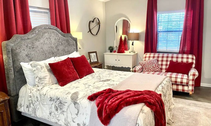 Valley View Bed & Breakfast | Cozy Muleshoe Room at Red Oak Lodge with Pool & Spa
