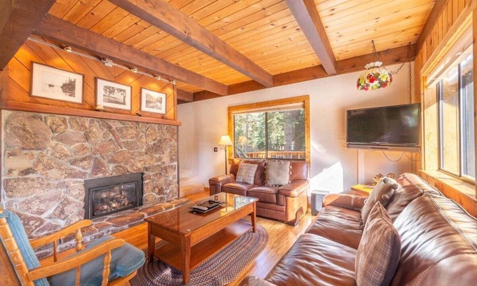 Ridgewood Cabin | Convenient Stay Near Town and Ski Resorts with Pool Access