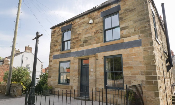 Hinderwell Cottage | Pet-Friendly Mulgrave House: Cozy Cottage in Staithes