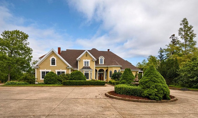 Mulgrave Villa | Elegant Mulgrave Mansion: Pet-Friendly Getaway with 4 Stars