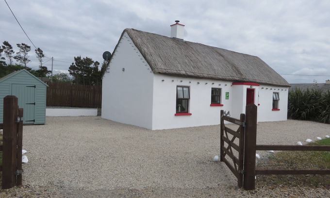Annagry Cottage | Experience Mullaghduff Thatched Cottage on the Wild Atlantic Way