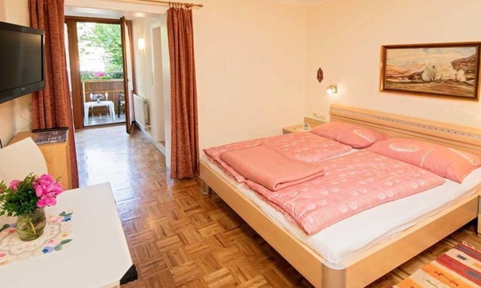 Sankt Kanzian am Klopeiner See Bed & Breakfast | Comfortable Multi-Bed Room at Strandpension Waldperle