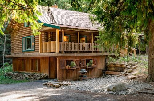 Blanchard House | Tranquil 3-Level Log Cabin with Ocean View near Silverwood