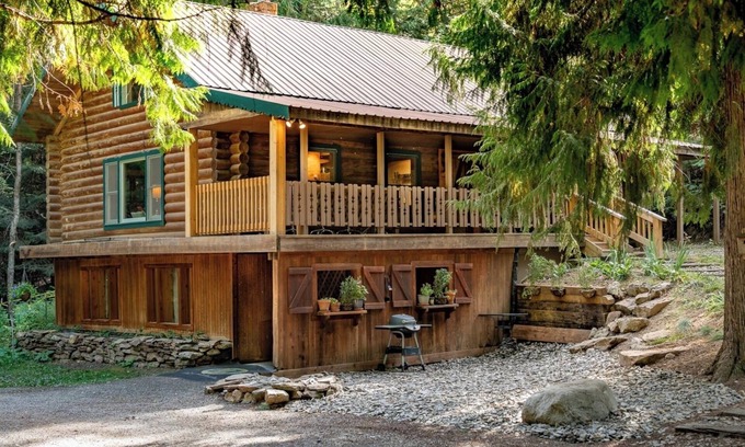 Blanchard Cabin | Tranquil 3-Level Log Cabin with Ocean View near Silverwood