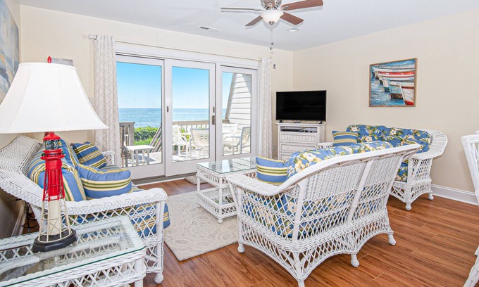 Pine Knoll Shores Condo | Oceanfront Condo in Pine Knoll Shores with Pool & Free WiFi