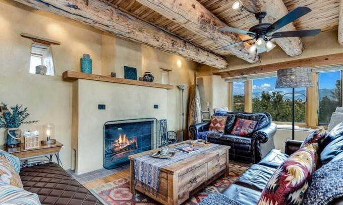 Santa Fe House | Artistic Multi-Level Retreat with Breakfast & Family Amenities