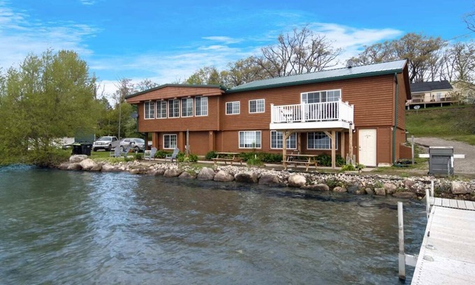 Mayfield House | Beautiful Retreat with Lake Access and Scenic Vistas