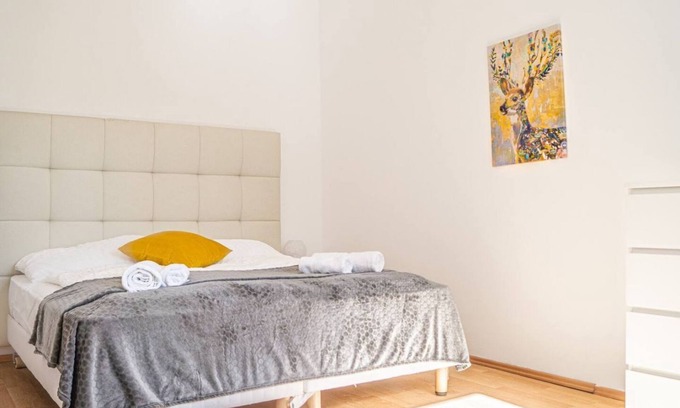 Meidling Apartment | Modern Minimalist 4BR Apartment in Prime Location