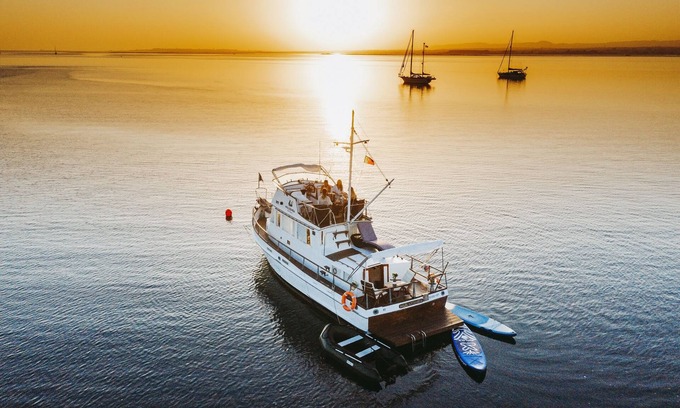 Faro Boat Rental | Top-Rated Mulubinba SeaHouse - Barco Hotel with Oceanfront Pool