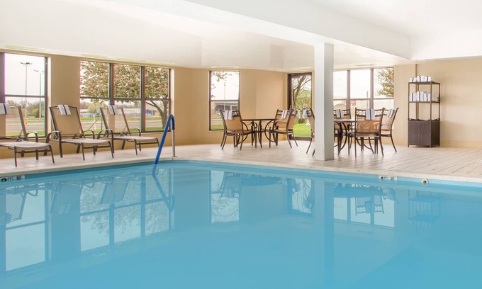 Muncie Hotel | Comfortable Stay at Holiday Inn Express Hotel & Suites Muncie