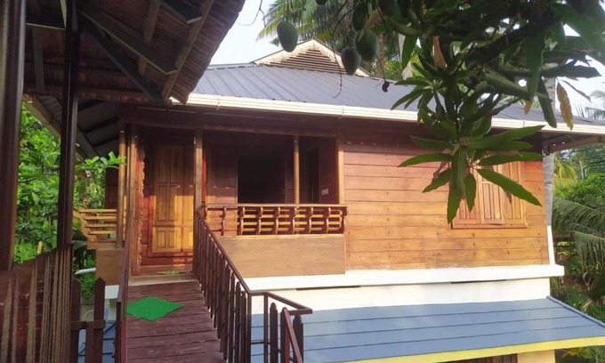 Munroe Island House | Budget-Friendly Stay at Mundromocktail Tourist Home