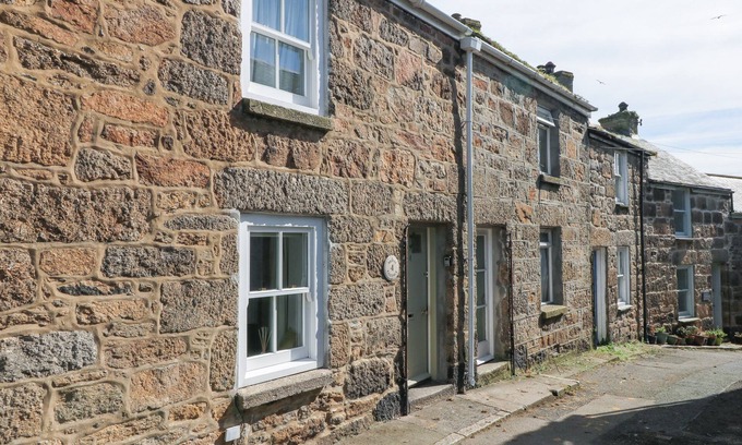 Mousehole Cottage | Family-Friendly Mural Cottage with Oceanfront Views