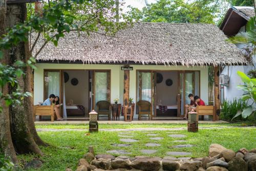 Pineleng Hotel | Discover Murex Dive Resort: Oceanfront Bliss Awaits You