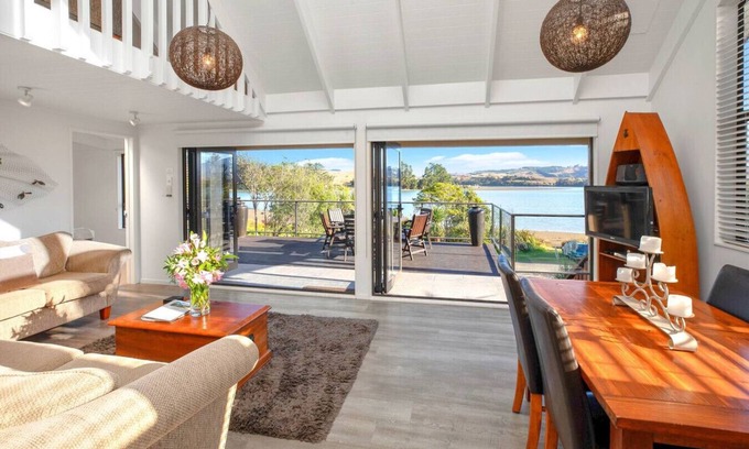Raglan Apartment | Beautiful Muritai Waters - Perfect Waterfront Getaway