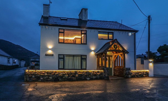 Nefyn Cottage | Experience Family-Friendly Bliss at MURMUR Y MOR in Nefyn