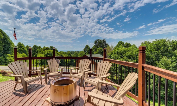Murphy Cabin | Cozy Murphy Cabin with Fire Pit & Scenic Mountain Views