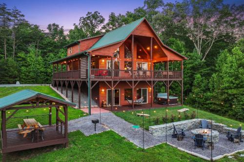 Unaka House | Relaxing Murphy Cabin with Hot Tub and Scenic Mountain Views