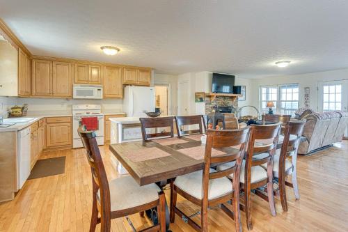 Unaka House | Mountain View Retreat: Family & Pet Friendly Near Ocoee