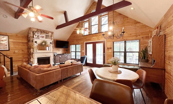 Zavalla Cabin | Experience the Magic at Murphy Lake House - Rated 10/10!