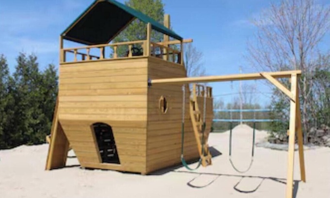 South Glengarry Cottage | Escape to Murphy's Retreat: Family Resort with Spa & Pool