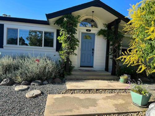 Murphys House | Pet-Friendly Retreat: Murphys Nest Near Downtown, 10/10 Rating