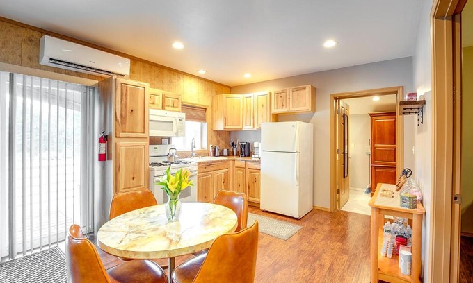 Murphysboro Apartment | Inviting Murphysboro Retreat with Deck Near Kinkaid Lake