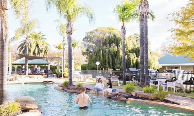 Swan Hill Hotel | Discover Murray Downs Resort: Family-Friendly with Pools