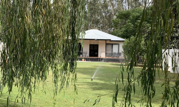 Mathoura House | Tranquil Murray River View Retreat - Pet & Child Friendly Oasis