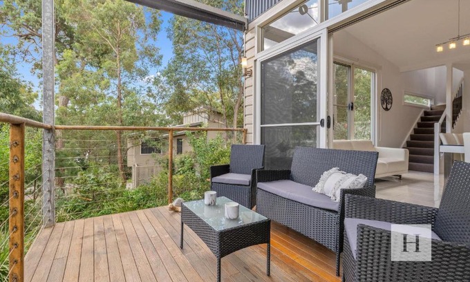 Murrays Beach House | Revitalize at Murrays Lakeshore Getaway with Pool & Dining