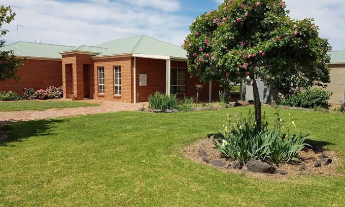 Murtoa House | Murtoa Farm-View Guest House: Family Retreat with Free Wi-Fi