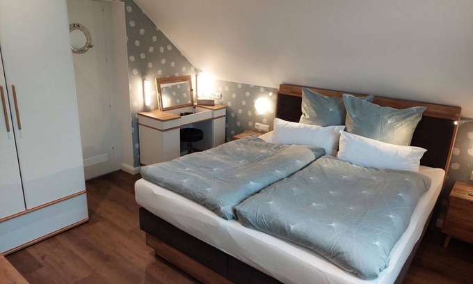 Tossens Cottage | Cozy Ocean View Retreat: Muschel-Zimmer at Villa Küstenwind