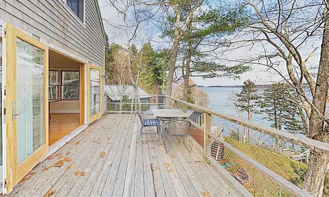 Round Pond House | Discover Muscongus Sound Lookout: Family-Friendly Retreat