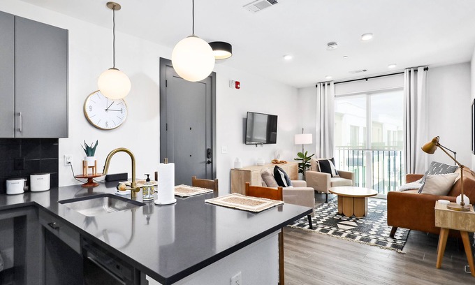 Rolling Mill Hill Condo | Modern Muse Condo with Rooftop Lounge & Top Reviews