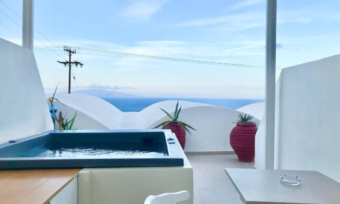 Oia Hotel | Experience Muses Cycladic Suites: Outdoor Hot Tub & Sea View