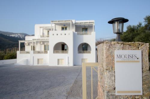 Aegiali Apartment | Discover Muses: Family-Friendly Retreat with High Ratings