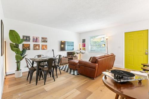Sailboat Bend House | Pet-Friendly Musicians Lounge - 2 BR with Assigned Parking