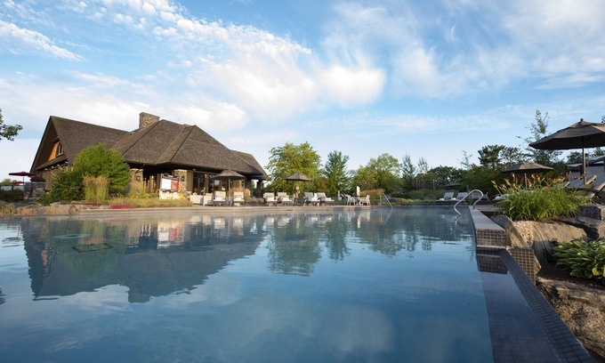 Gravenhurst Hotel | Relax at Muskoka Bay Resort: Pet-Friendly with Spa & Pool