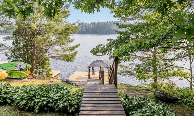 Gravenhurst Cottage | Experience Muskoka Lakeshore Cottage Bliss for All Seasons